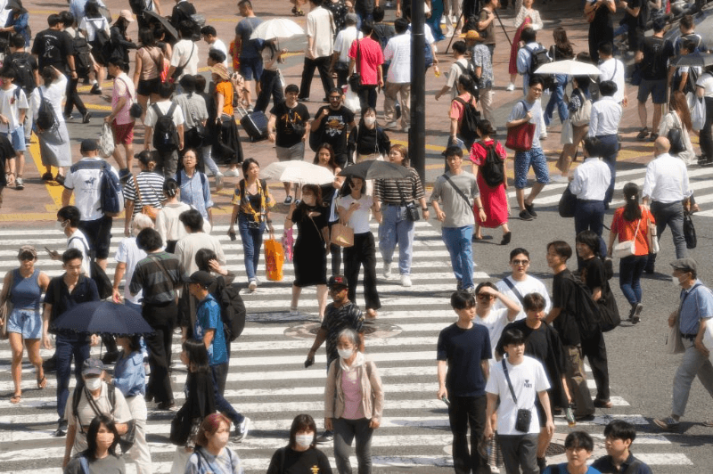 2023年6月29日，人們?cè)谌毡緰|京澀谷街頭行走